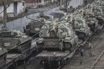 Imagen de blindados rusos en la estación ferroviaria de la región de Rostov, Rusia.