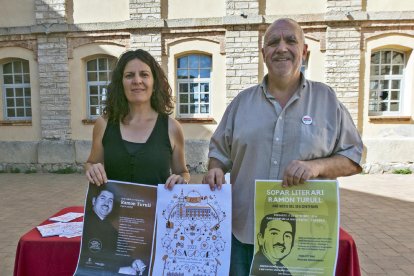 Presentación de la Isagoge en el Sindicat, a cargo de Joan Santacana y la edil Mercè Carulla.