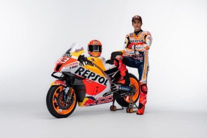 El piloto de MotoGP Marc Márquez posa con la Honda RC213V 2022.