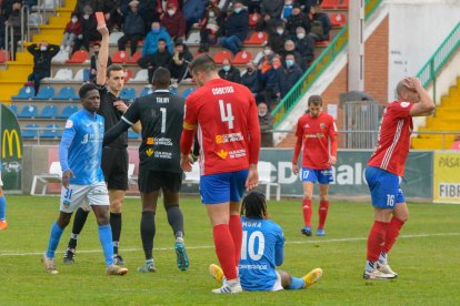 Tras la roja a Javier, Neeskens pudo haber empatado de penalti.