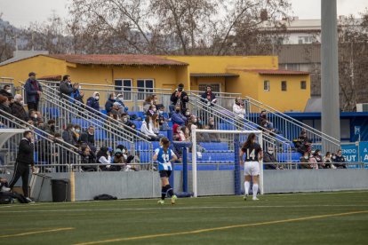 Barbi, que cuajó otro gran partido sacrificado en el centro del campo, se zafa de una jugadora blanquiazul.