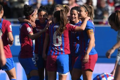 Las jugadoras del Barça celebran uno de los goles que le endosaron al Eibar.