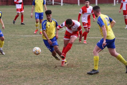 Un jugador de l’Oliana dispara a porta en una acció del partit d’ahir.