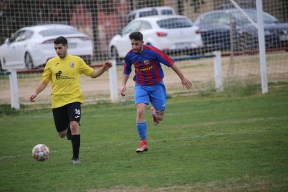 Roura avança amb l’esfèric davant la pressió d’un jugador local.