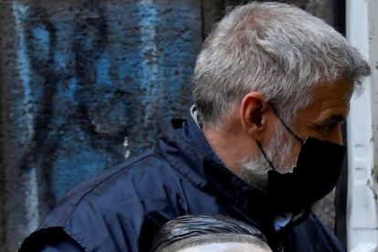 Un carabinieri retira un busto del mafioso Emanuele Sibillo.