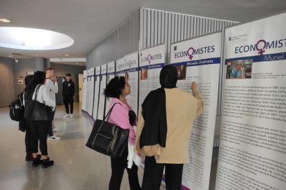 Diverses persones visitant ahir l’exposició sobre dones economistes a la UdL.