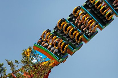 Varios visitantes disfrutan de la atracción Dragon Khan en PortAventura World