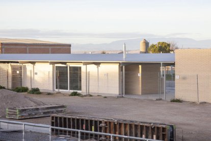 Imagen del acceso al bar y a las piscinas.
