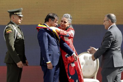 María José Pizarro, hija de un guerrillero que fue compañero del ya presidente, invistió a Gustavo Petro.