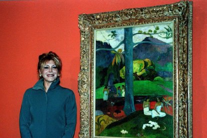 La baronesa Carmen Thyssen, junto al ‘Mata Mua’ de Gauguin en una imagen de archivo.