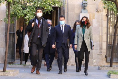 El presidente de la Generalitat, Pere Aragonès, con el vicepresidente, Jordi Puigneró, y la consellera Laura Vilagrà