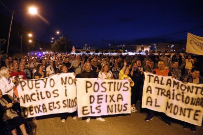 Los asistentes a la protesta, que cortó el antiguo acceso de la carretera de Corbins, escuchando el manifiesto junto a los antiguos silos.