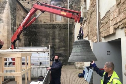 La campana Mònica de la Seu Vella, surt de la sala on esperava per marxar cap a Àustria