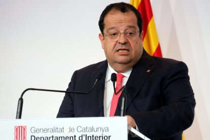 El conseller de Interior, Joan Ignasi Elena, durante la rueda de prensa sobre los protocolos para desahucios.