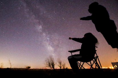 Imagen de archivo de dos personas observando la lluvia de estrellas en Alfés. 