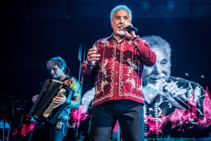 Tom Jones, durante su actuación en el Festival Jardins de Pedralbes.