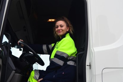 «Encara se sorprenen al veure'm conduir un camió, però cada vegada menys»