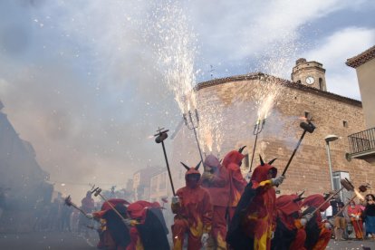 Imatge del correfoc ahir a la tarda a Artesa de Lleida.