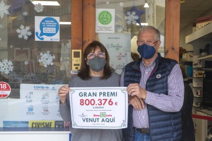 Los titulares del quiosco de Aitona que repartió el premio.