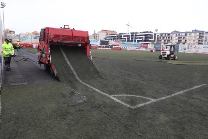 Els operaris van començar a retirar ahir els pans d’herba de la malmesa gespa del camp.