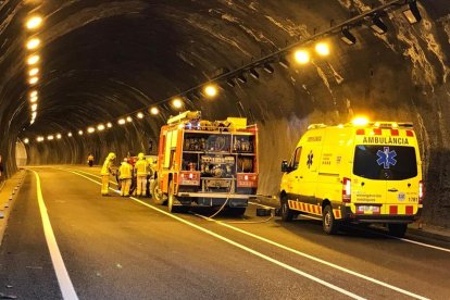 El coche ha quedado volcado en el túnel de Els Feixancs.