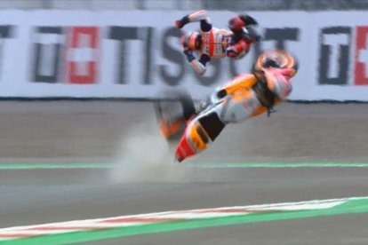 Moment de la caiguda de Marc Márquez en el warm up.