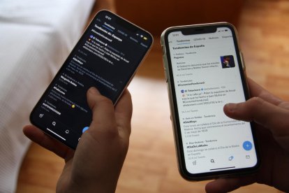 Dos dispositivos móviles mostrando las tendencias de Twitter