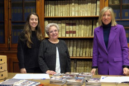 La cap del Servei d'Arxiu i Gestió de Documents de la Paeria de Lleida, Iolanda Enjuanes, amb la vídua i la neta de Marciano Nasarre.