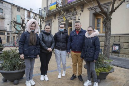 A l’esquerra, material empaquetat a Guissona per portar a la zona del conflicte. A la dreta, les finestres del Frederic Godàs.