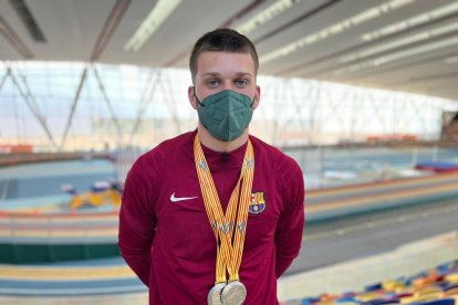 El atleta leridano, con las dos medallas logradas en Sabadell.