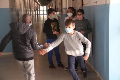 Alumnes amb mascareta en una escola.