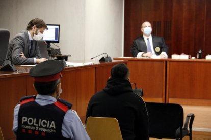 El acusado de asaltar chicas en portales y calles de Lérida, con su abogado en la izquierda y uno de los magistrados en el fondo, en la Audiencia de Lérida