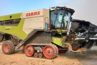 Los Agents Rurals apuntan a una máquina recolectora de cereal como causa del incendio de Vallbona de les Monges
