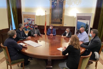 La reunió, ahir, entre Diputació i Generalitat per abordar els nous accessos a l’autopista AP-2.