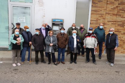 Un grupo de vecinos de Magraners protestó ayer contra el cierre de la oficina bancaria del Sabadell.