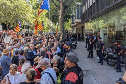 Els manifestants es van concentrar davant la porta de l’ICAB, on se celebrava la xarrada.