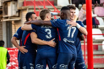 Jugadores del At. Lleida celebran uno de sus goles.