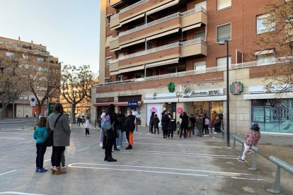 Cola ante una farmacia para hacer test de antígenos a alumnos.