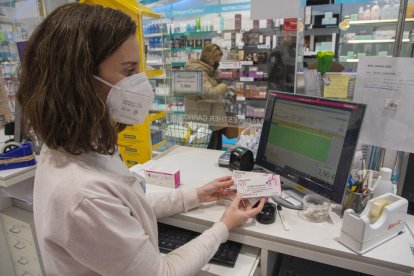 Venda de tests d’antígens ahir en una farmàcia de Lleida.