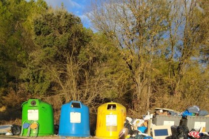 Contenedores de basuras que aparecen desbordados frecuentemente en el municipio de Olius.