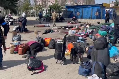 Cadáveres en la estación de tren de Kramatorsk.