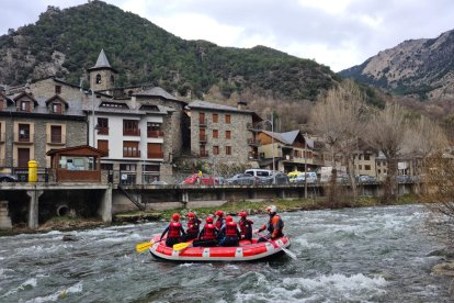 Una barca de ràfting baixant pel riu Noguera Pallaresa, al municipi de Llavorsí