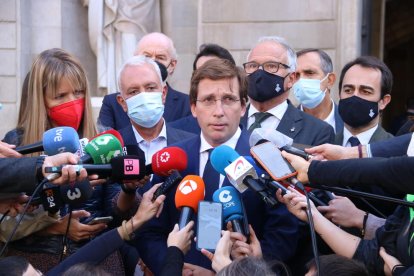 L'alcalde de Madrid, José Luis Martínez Almeida, atenent els mitjans a la plaça Sant Jaume de Barcelona, acompanyat de Josep Bou.