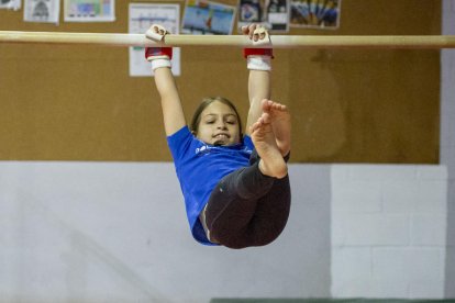 Júlia Barberà durant un entrenament amb les barres asimètriques dimarts passat al pavelló de l’Escola FEDAC.