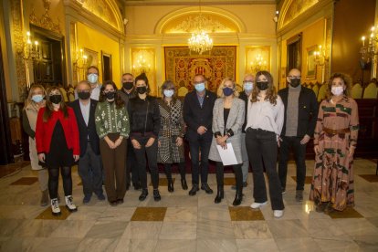 Fotografía de grupo ayer de las premiadas del Premi Mila y la Beca Cristina de Pizan en el acto de entrega en la Paeria. 