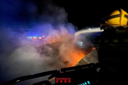 Un incendi ja controlat en una empresa química de La Llagosta obliga a confinar la població durant la matinada