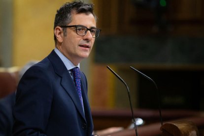 El ministro de Presidencia, Félix Bolaños, en la tribuna del hemiciclo del Congreso