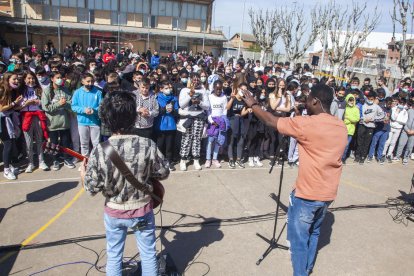 Los alumnos del instituto La Segarra recogieron diferentes alimentos para el Banc d’Aliments.