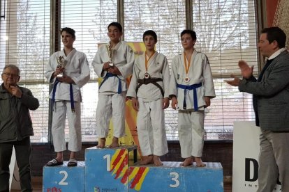 Yu Tsunoda, en lo más alto del podio de la categoría infantil.