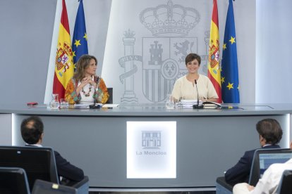 La vicepresidenta tercera y ministra para la Transición Ecológica y el Reto Demográfico, Teresa Ribera, y la portavoz del Gobierno, Isabel Rodríguez , en una rueda de prensa posterior a una reunión del Consejo de Ministros.